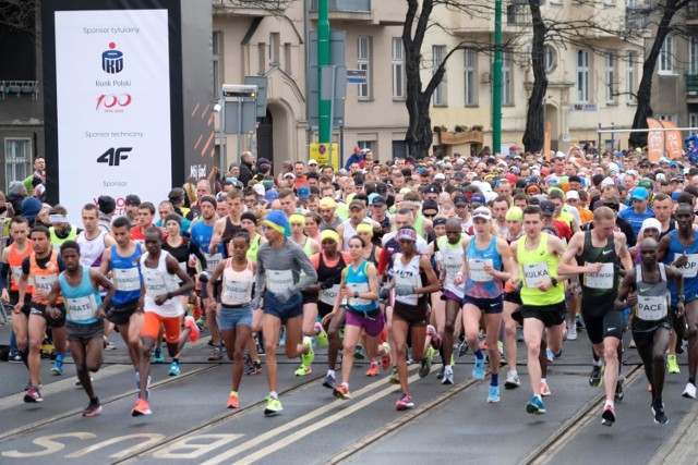 Odbywający się w niedzielę półmaraton spowodował utrudnienia w ruchu w wielu miejscach Poznania.