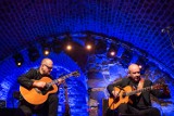 "Nocna Cisza" w piwnicy Tarnowskiego Centrum Kultury. Gitarzyści Marek Napiórkowski i Artur Lesicki wykonali kolędy. Zobacz zdjęcia