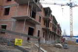 Wypadek na budowie bloku przy ul. Smugowej w Tomaszowie. Kierownik odpowie za śmierć pracownika