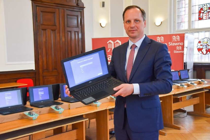 Sławieński samorząd zakupił 26 laptopów do zdalnej nauki [ZDJĘCIA]