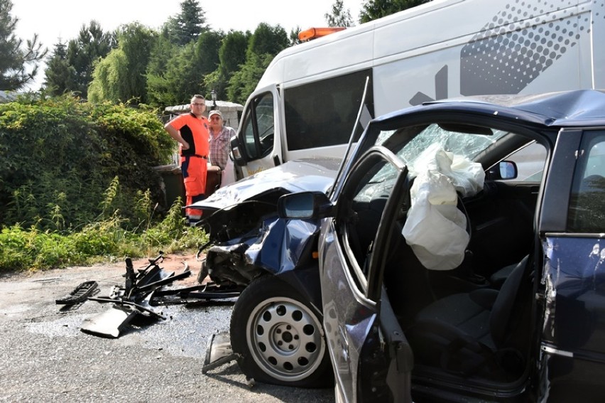 Wypadek w Bobrowie, dwie osoby ranne.