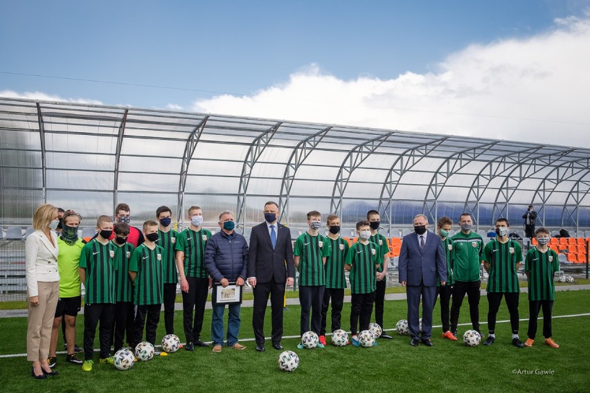 Prezydent Andrzej Duda przyjechał do podtarnowskiej Woli Rzędzińskiej. Oglądał miejscowy stadion i spotkał się z samorządowcami [ZDJĘCIA]