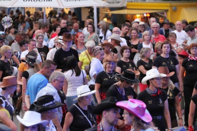 Festiwal Czyste Country 2019. Wydarzenie co roku gromadziło bardzo dużo ludzi. Impreza odbywała się w Parku Miejskim w Wolsztynie.