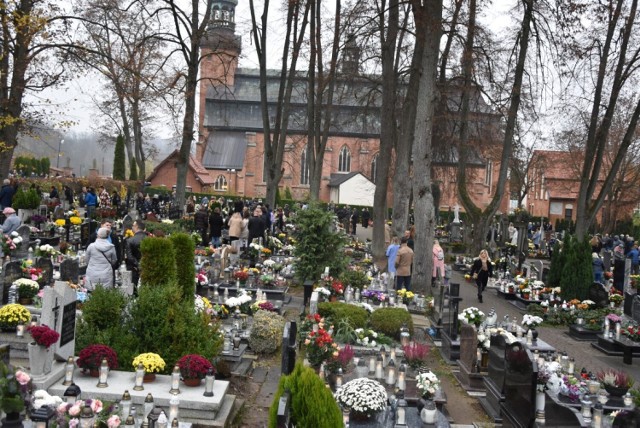 Procesja z kolegiaty na górny cmentarz - różaniec i homilia ks. Piotra Tislera