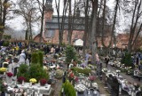 Wszystkich Świętych 2022 w Kartuzach - procesja i homilia ks. Piotra na górnym cmentarzu