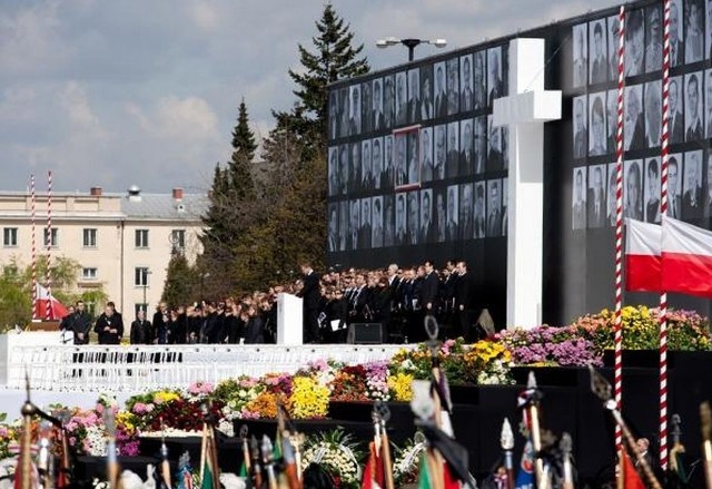 Uroczystości żałobne po katastrofie smoleńskiej na pl. Piłsudskiego