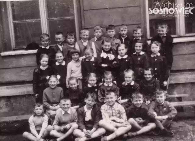 Stare zdjęcia szkolne uczniów dawnych klas sosnowieckich szkół. Czy rozpoznajecie na tych zdjęciach swoich bliskich? Zobacz kolejne zdjęcia. Przesuwaj zdjęcia w prawo - naciśnij strzałkę lub przycisk NASTĘPNE