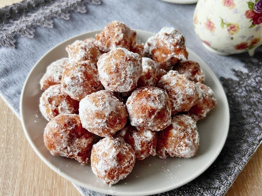 Tak pyszne, że znikają w mgnieniu oka. Mini pączki serowe to...