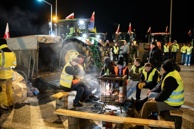 W nocy z wtorku na środę powstało w Lubiczu pod Toruniem obozowisko protestujących rolników. Zobaczcie na zdjęciach, jak wyglądała sytuacja w tym miejscu.