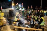 UWAGA! Nocne obozowisko protestujących rolników w Lubiczu Dolnym pod Toruniem [ZDJĘCIA]
