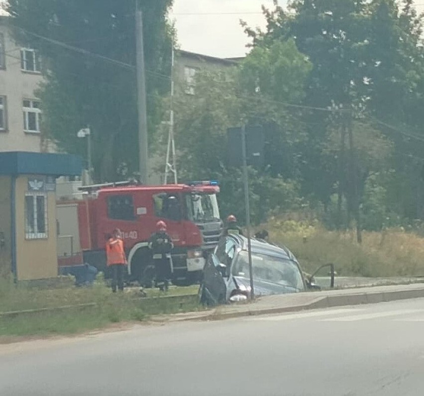 Krosno. Zderzenie samochodów osobowych na skrzyżowaniu. Jeden z nich wypadł z drogi na tory kolejowe! [ZDJĘCIA]