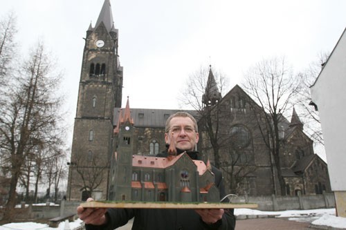 Jan Kołodziej, autor  "Historii Kochłowic", ze swoim modelem kościoła pod wezwaniem Trójcy Świętej