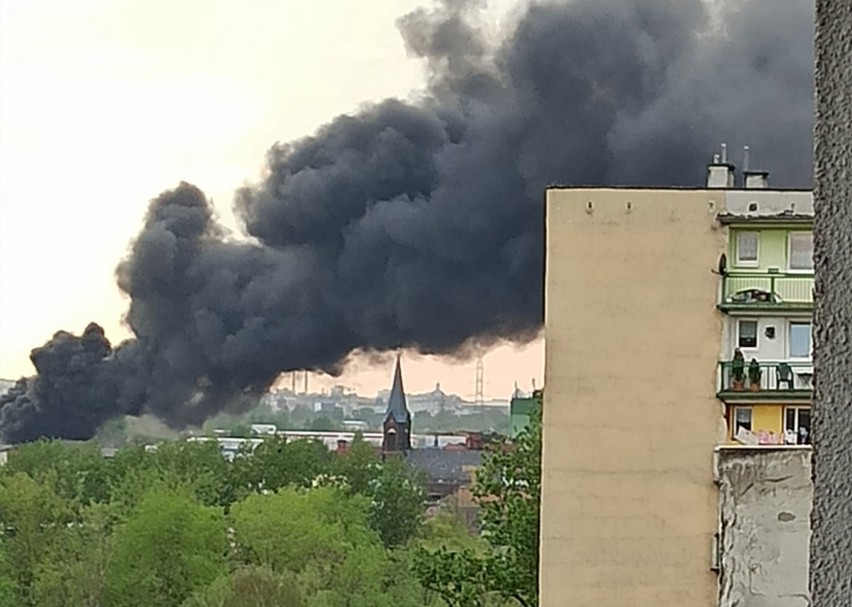 Kłęby czarnego dymu nad Katowicami. To był pożar w Szopienicach, płonęły podkłady kolejowe [ZDJĘCIA]