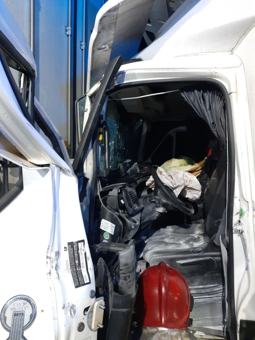 Wypadek na A4 pod Legnicą. Dostawczak wbił się w tył ciężarówki