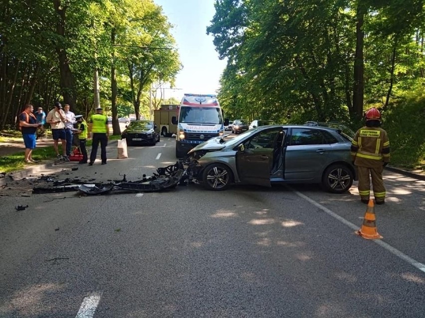 Wypadek w Gdyni 14.06.2021 r. 62-latek zasnął za kierownicą, uderzył w drzewo, a następnie w inny samochód. Były spore utrudnienia w ruchu