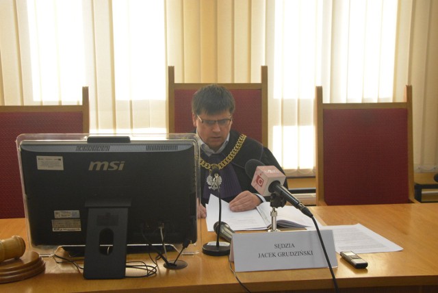 Sędzia Jacek Grudziński odczytuje werdykt sądu