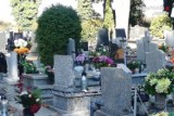 Kobieta okradła groby na cmentarzu w Ryczowie. Zatrzymała ją policja