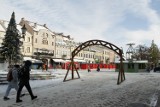 Dobiegają końca prace przy budowie miasteczka świątecznego w Rzeszowie [ZDJĘCIA, WIDEO]