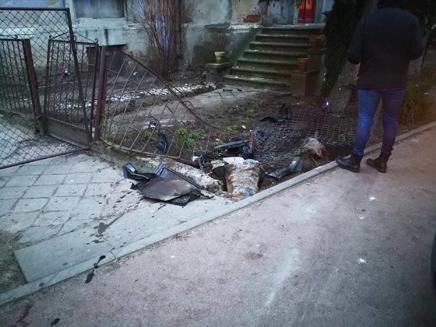 Pożar domu w Chlebówce i samochodu w Malborku. W Starym Polu 18-latek wypadł z drogi BMW