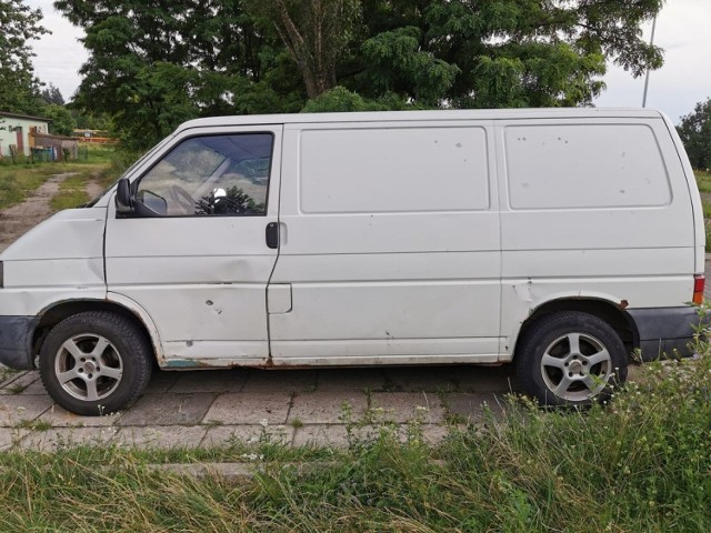 Policjanci z Wydziału Ruchu Drogowego KMP w Łodzi zatrzymali wskazanego przez świadków nietrzeźwego 30-letniego kierowcę, który w takim stanie przewoził w samochodzie małe dziecko. Tylko dzięki zdecydowanej postawie i szybkiej reakcji świadków nie doszło do tragedii.

20 lipca 2020 roku około godz. 14:15 dyżurny łódzkiej komendy otrzymał zgłoszenie o prawdopodobnie nietrzeźwym kierującym, który w podejrzany sposób porusza się al. Piłsudskiego. Zaniepokojony świadek jechał cały czas tuż za nim, jednocześnie na bieżąco informując dyżurnego miasta o trasie przejazdu. 

ZDJĘCIA I WIĘCEJ INFORMACJI - KLIKNIJ DALEJ

