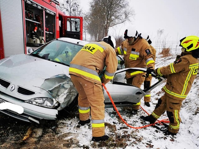Pomocy przy wypadku na ul. Kisielickiej w Prabutach udzielali m.in. zastępy strażackie z MOSP Prabuty i JRG Kwidzyn