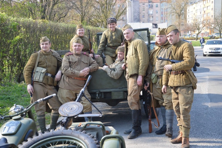 Armia Czerwona i Wehrmacht przemaszerowały przez Głogów. Już dziś bitwa o miasto! [ZDJĘCIA, FILM]