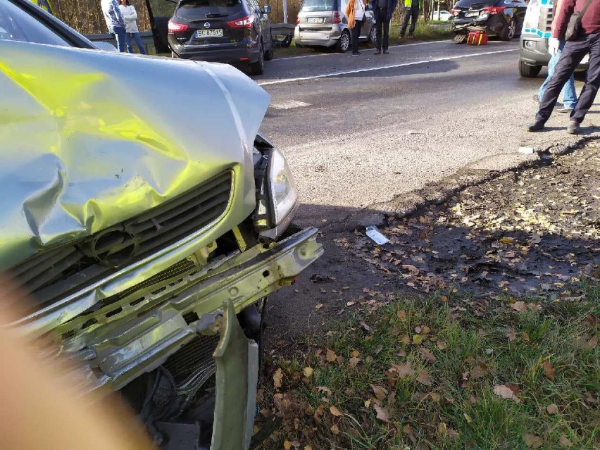 Wypadek w Dąbrowie Górniczej na S1. Zderzenie czterech samochodów, jedna osoba jest ranna [ZDJĘCIA]