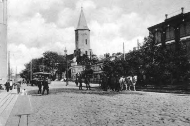 Przystanek przed pabianickim Magistratem (ówczesna krańcówka), widok z pocztówki z okresu I wojny światowej(ze zbiorów Lucjana Młynarczyka).

Fotografie pochodzą z publikacji "Przystanek Pabianice. Z historii miejskiej komunikacji" autorstwa Joanny Matczak - Aleksandrowicz i Anety Adamczyk