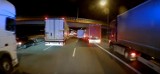 Kierowcy zablokowali korytarz życia, śląscy strażacy musieli czekać [WIDEO z przejazdu]