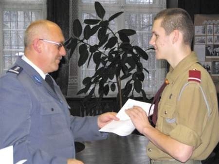 Dyplom za zdobycie drugiego miejsca przez druha Piotra Karaska, wręcza komendant gliwickiej policji, insp. Ferdynand Skiba.