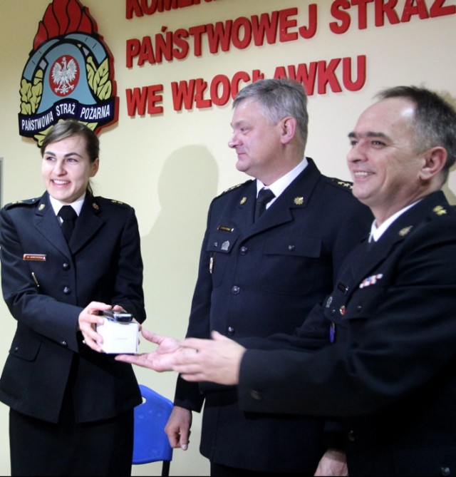 Od lewej: Magdalena Jaworska, komendant Robert Majewski i Dariusz Politowski