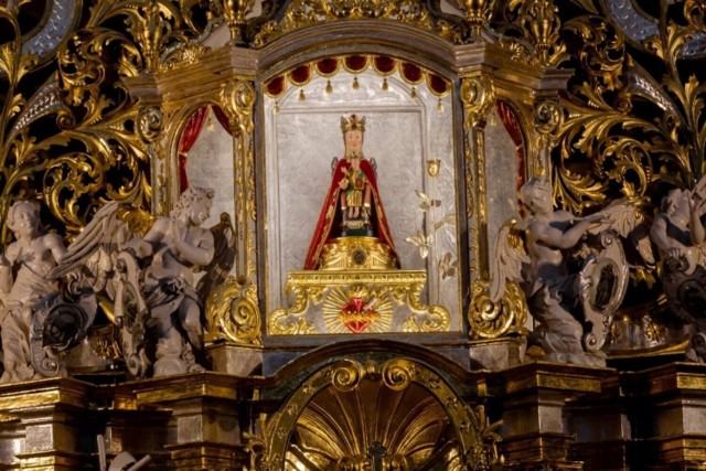 Figurkę Matki Bożej Bardzkiej znajdziesz w bazylice Nawiedzenia Najświętszej Marii Panny w Bardzie