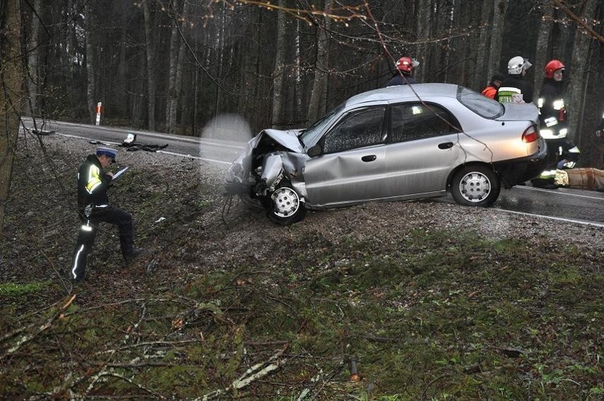 Regiele: Tragiczny wypadek koło Gołdapi. Jedna osoba zginęła, a sześć jest rannych [ZDJĘCIA]