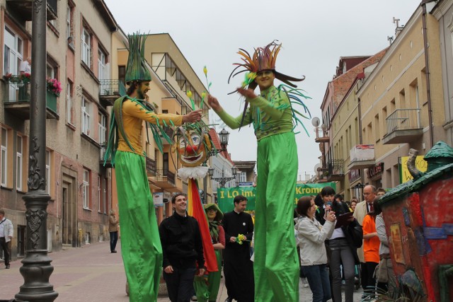 Gorlicki Dzień Osób Niepełnosprawny rozpoczęła msza święta w bazylice. Po niej ze szczudlarzami na czele barwny pochód przeszedł ulicami miasta w kierunku Glinika. Tam bowiem czekało najwięcej atrakcji - dzieci mogły skorzystać z bezpłatnej zjeżdżalni, pobawić się w dmuchanej dżungli, popływać w kulach wodnych albo zaprzyjaźnić się z trzema sympatycznymi psiakami rasy husky &#8211; Marą, Aurorą i Celestrą. Nieopodal sceny swój namiot rozbili rycerze.