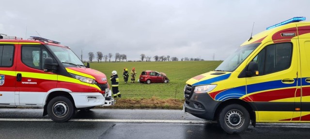 Renault wypadł poza jezdnię i dachował w gminie Papowo Biskupie