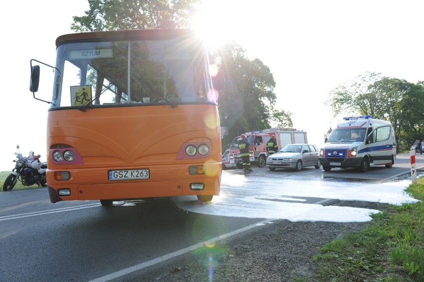 Sprinterem uderzył w szkolny autobus