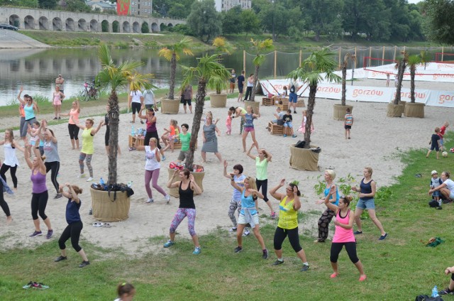 W każdy wtorek o 19.00 na plaży miejskiej organizowane są darmowe zajęcia Zumba Fitness.