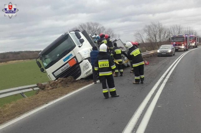 Samochód ciężarowy wypadł z jezdni i zatrzymał się na barierce. Przewoził butle z gazem. 

WIĘCEJ: Wypadek w Matygach. Ciężarówka wpadła do rowu 