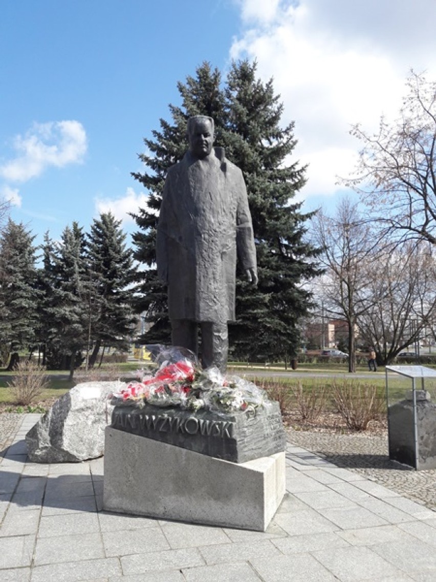 Złożyli kwiaty pod pomnikiem inżyniera Jana Wyżykowskiego 