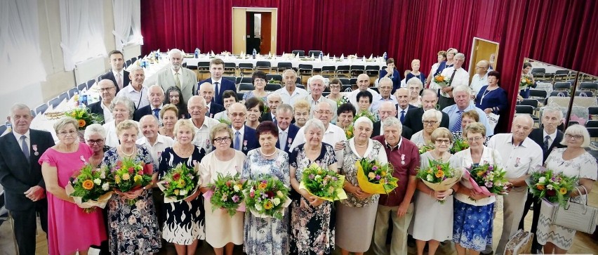 Złote Gody w Złoczewie. Uroczystość zorganizowano dla jubileuszowych par z 2020 i 2021 roku ZDJĘCIA