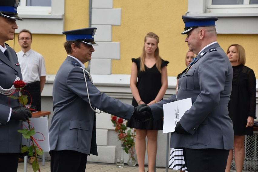 Święto Policji Śrem 2021. Medale, odznaczenia i awanse wręczono śremskim policjantom podczas uroczystej zbiórki przed komendą