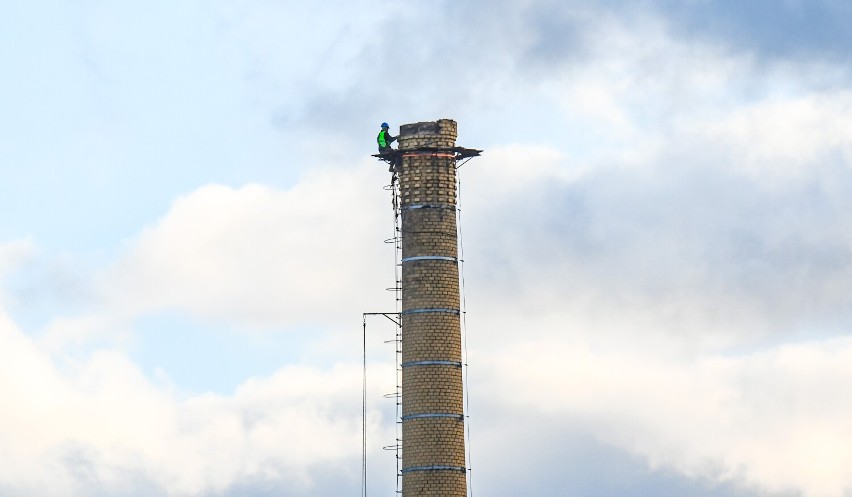 Co się dzieje z kominem na terenie Wełny w Żarach? Trwają prace, które mają zapobiec katastrofie budowlanej