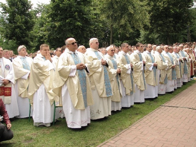 Koronacja w Leśniowie zgromadziła kilka tys. osób: Są już nowe korony dla Matki Bożej