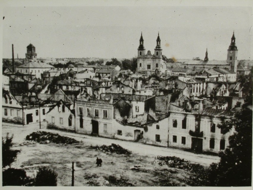 Widok od ulicy Reformackiej na zniszczone miasto