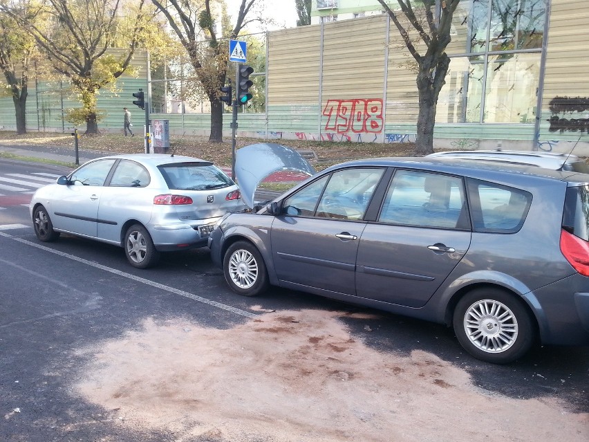 Wypadek z udziałem 4 samochodów na ul. Żubardzkiej przy al....