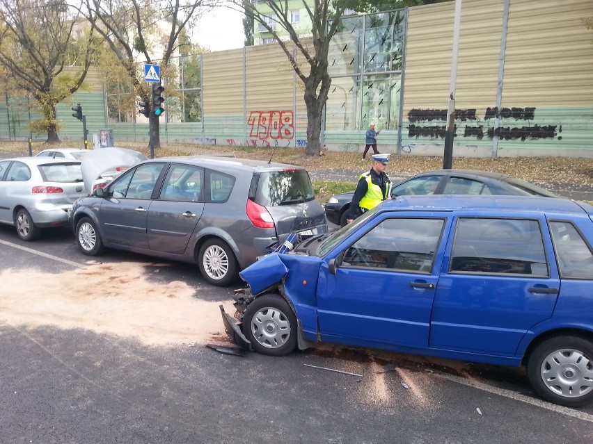 Wypadek z udziałem 4 samochodów na ul. Żubardzkiej przy al....