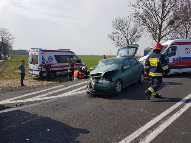 W piątek około godz. 15 na drodze krajowej nr 91 zderzyły się dostawczy renault master i opel astra. Jest czterech poszkodowanych.

- Osobowym samochodem podr&oacute;żowało pięć os&oacute;b: trojka dzieci i jedna z os&oacute;b dorosłych zostały poszkodowane - m&oacute;wi kpt. Tomasz Guzek, oficer prasowy KP PSP w Chełmnie. - Kierowca auta dostawczego nie ucierpiał. Na miejscu działają trzy zastępy strażak&oacute;w, są trzy karetki pogotowia i policja. Droga jest całkowicie zablokowana. 

AKTUALIZACJA: 8 latka i jej babcia trafiły na SOR w Toruniu, a młodsze dziewczynki - 2 i 3-latki - z mamą do szpitala w Grudziądzu. Wszyscy byli przytomnie i stabilni.

&lt;center&gt;
Agro Pomorska - odcinek 55.
&lt;script class=&quot;XlinkEmbedScript&quot; data-width=&quot;640&quot; data-height=&quot;360&quot; data-url=&quot;//get.x-link.pl/e85f3315-f543-8a07-5ccc-c47011c6fcce,50e6a05f-cf9a-e4b0-0768-d08584e2cdb3,embed.html&quot; type=&quot;application/javascript&quot; src=&quot;//prodxnews1blob.blob.core.windows.net/cdn/js/xlink-i.js?v1&quot;&gt;&lt;/script&gt;
&lt;/center&gt;