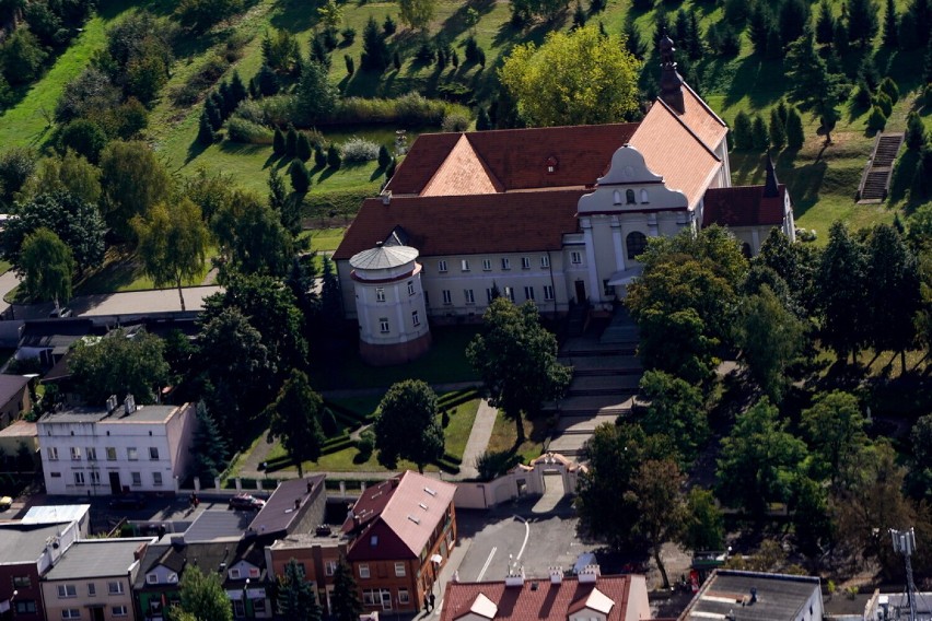 Na skarpie, z dala od gwaru i ulicznego ruchu, otoczony...