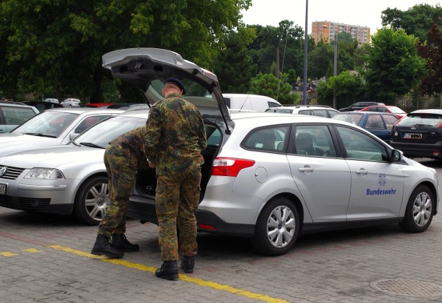 Żołnierze Bundeswehry po zakupach w bydgoskim supermarkecie