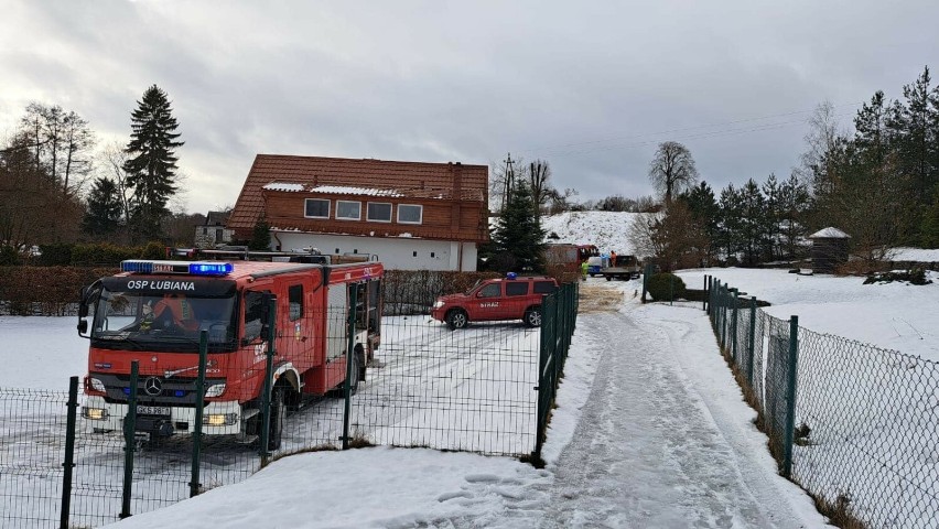 Akcja strażaków w Łubianie. Uratowali mężczyznę, który leżał na lodzie